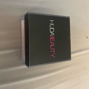 Huda Beauty Easy Bake Loose Baking & Setting Powder